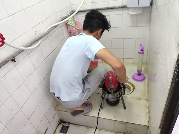 城固管道堵塞冒臭气 专业师傅现场解决问题