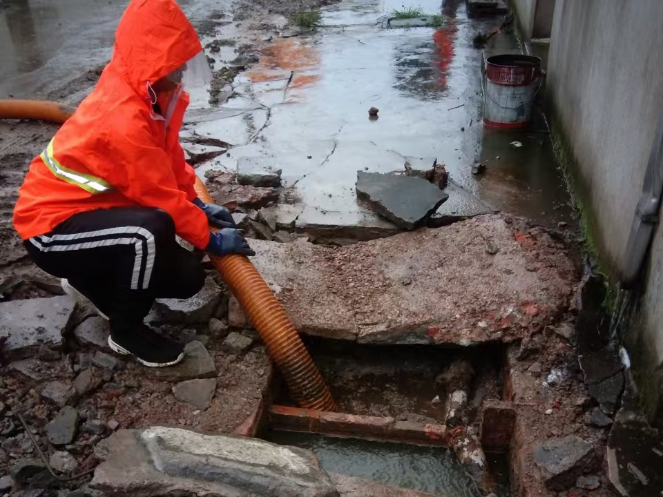 城固专业清理污水池 炜誉市政以规范流程守护城市 “肠道”